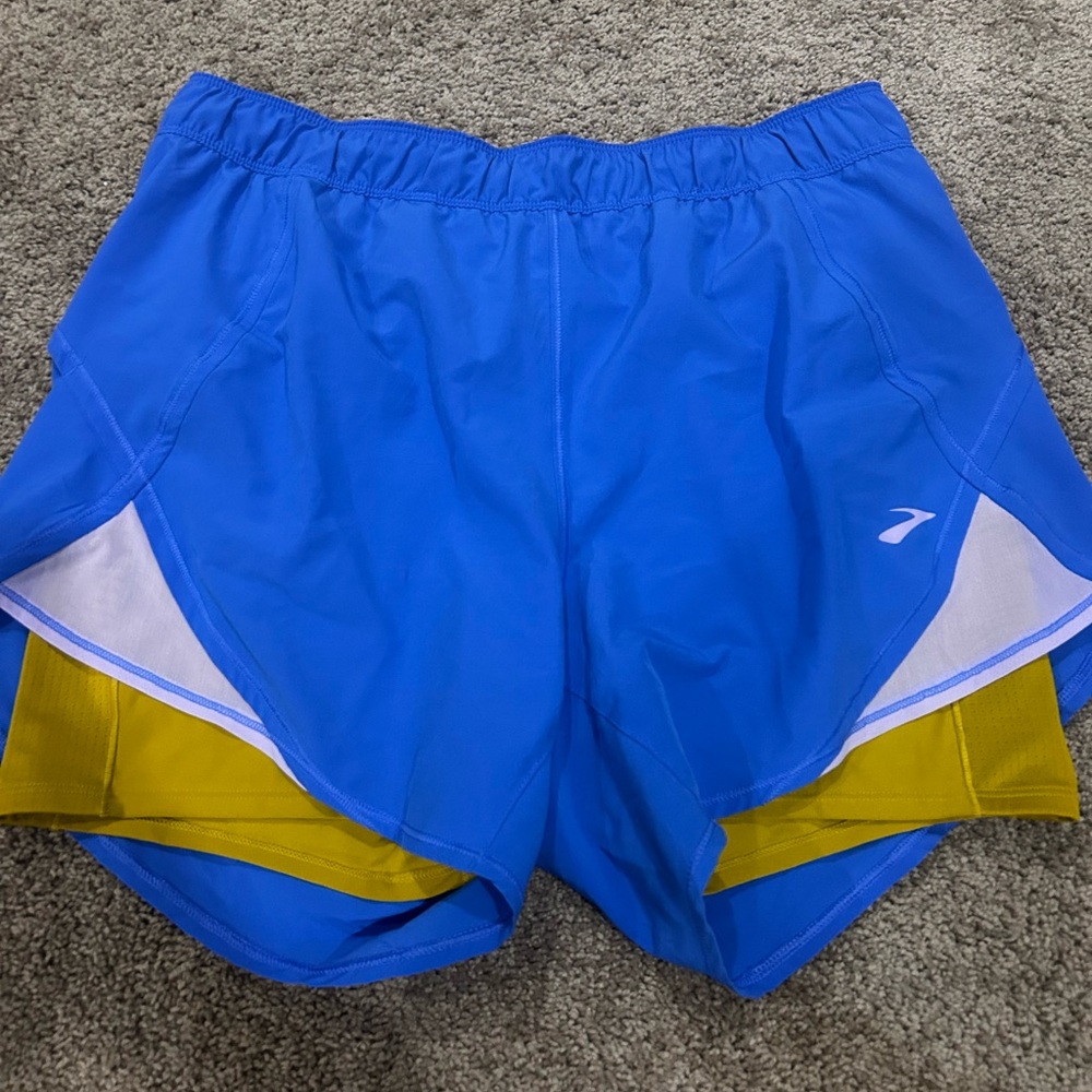 brooks running shorts with built in pockets, size L